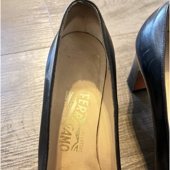 Salvatore Ferragamo original leather low heel pumps - Picture 3 of 4